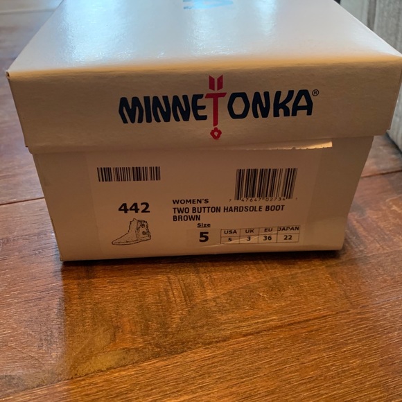 Brand New Minnetonka Women’s Two Button Boot - Picture 4 of 4